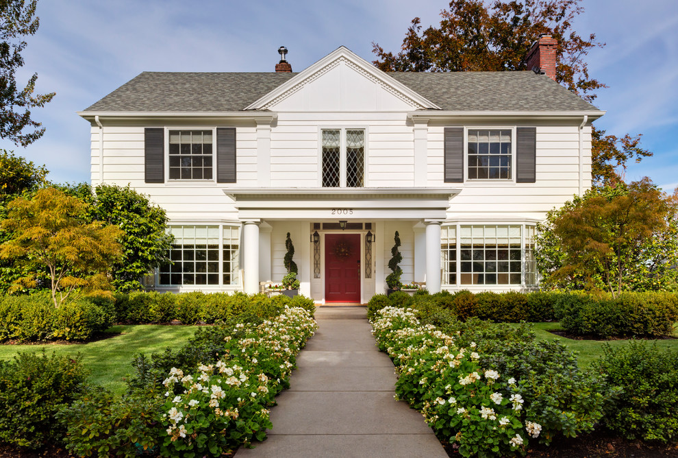 Mittelgroße, Zweistöckige Klassische Holzfassade Haus mit weißer Fassadenfarbe und Satteldach in Portland