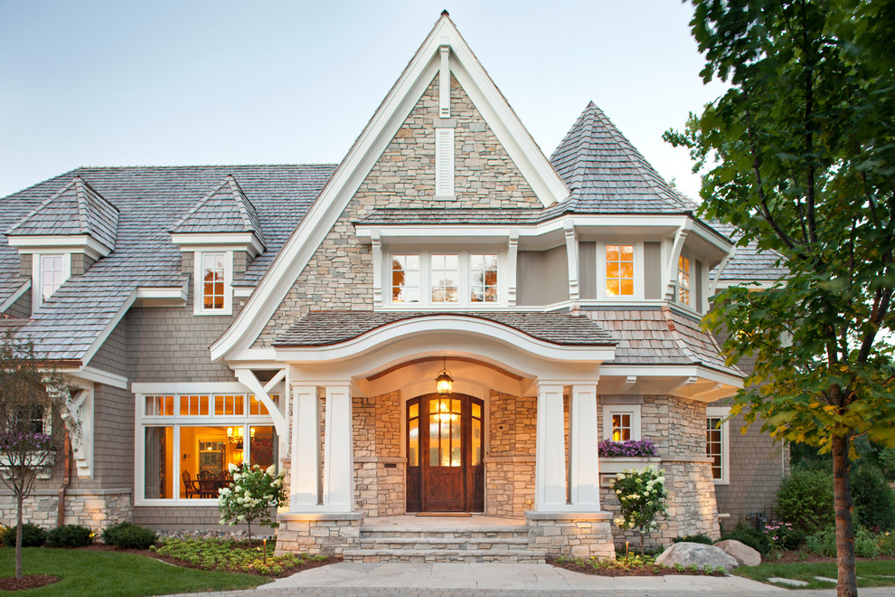 Großes, Zweistöckiges Klassisches Einfamilienhaus mit Mix-Fassade, beiger Fassadenfarbe, Walmdach und Schindeldach in Minneapolis