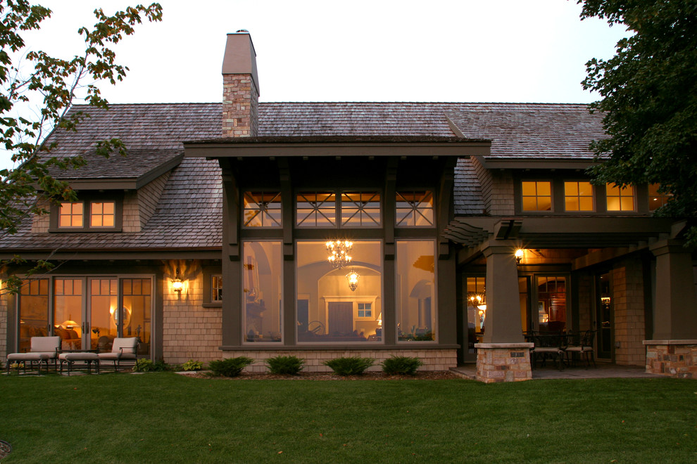 Imagen de fachada de casa clásica grande de dos plantas con revestimiento de madera, tejado a dos aguas y tejado de teja de madera