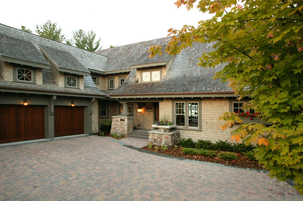 Cette image montre une grande façade de maison traditionnelle en bois à un étage avec un toit à deux pans et un toit en shingle.