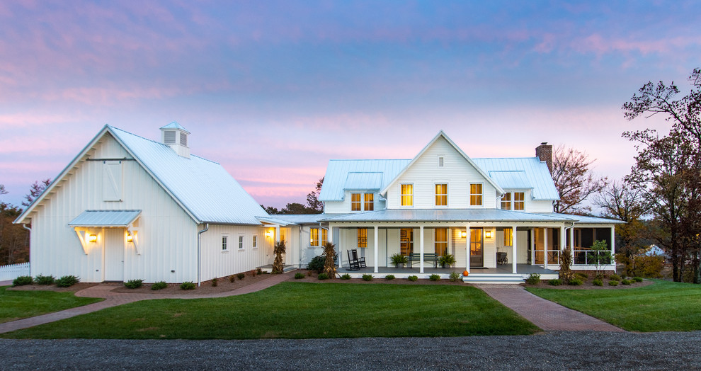 Großes, Dreistöckiges Landhausstil Einfamilienhaus mit Faserzement-Fassade, weißer Fassadenfarbe, Blechdach und Satteldach in Sonstige