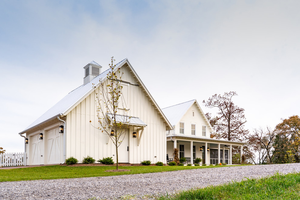 Großes, Dreistöckiges Landhausstil Einfamilienhaus mit Faserzement-Fassade, weißer Fassadenfarbe, Blechdach und Satteldach in Sonstige