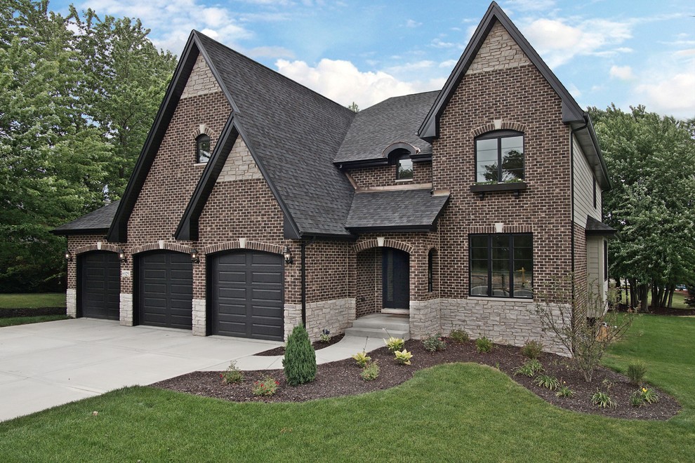Пример оригинального дизайна: большой, двухэтажный, черный дом в стиле рустика с облицовкой из ЦСП и двускатной крышей