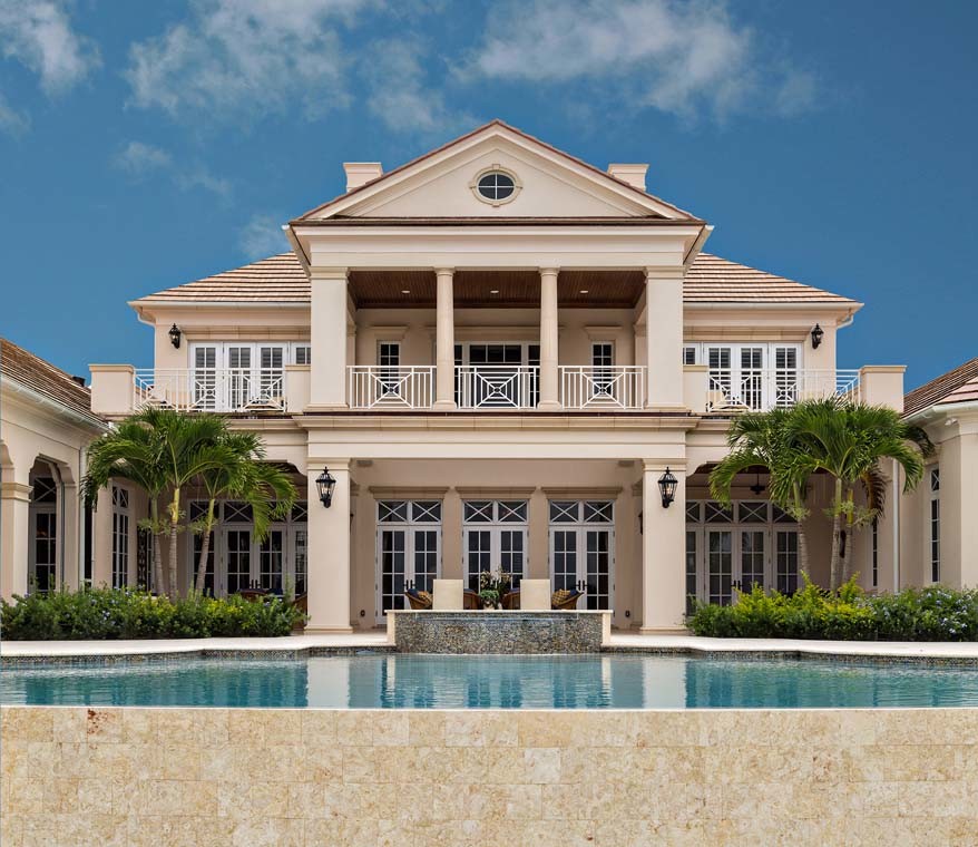 Großes, Zweistöckiges Mediterranes Haus mit Putzfassade, beiger Fassadenfarbe und Walmdach in Miami