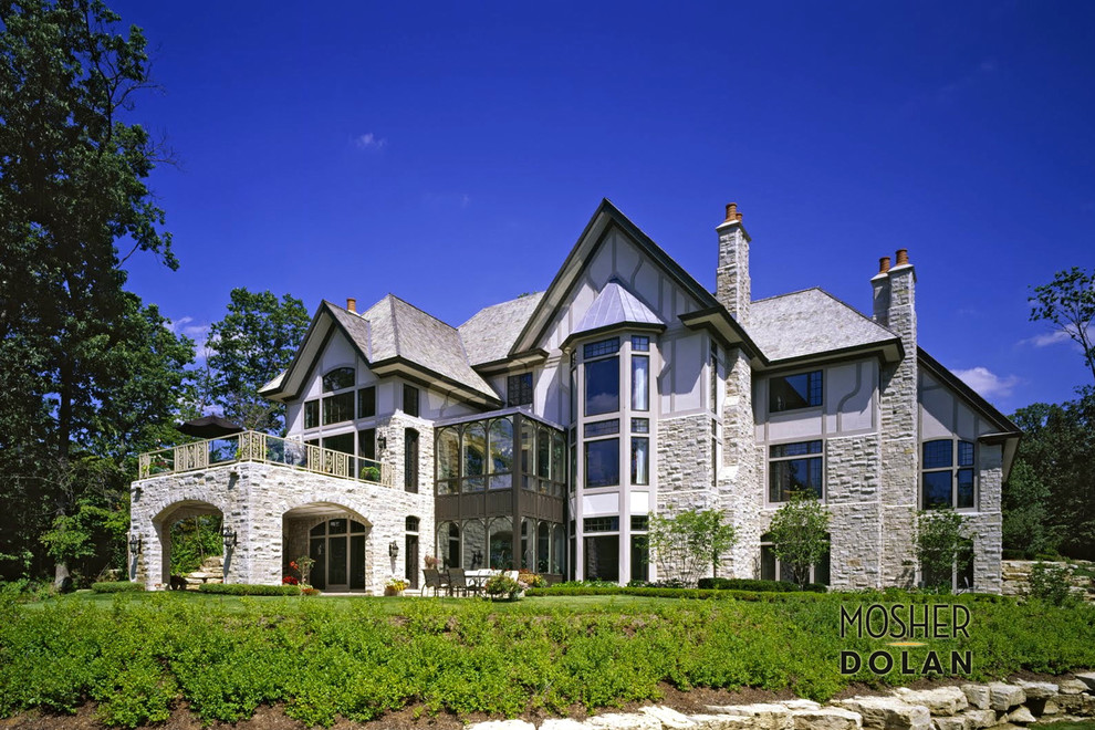 Источник вдохновения для домашнего уюта: огромный, трехэтажный, серый дом в классическом стиле с облицовкой из камня и вальмовой крышей