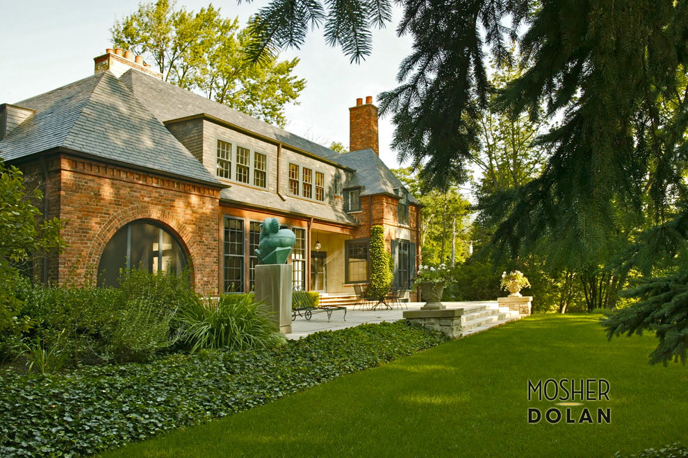 Свежая идея для дизайна: большой, трехэтажный, кирпичный, коричневый дом в классическом стиле с вальмовой крышей - отличное фото интерьера