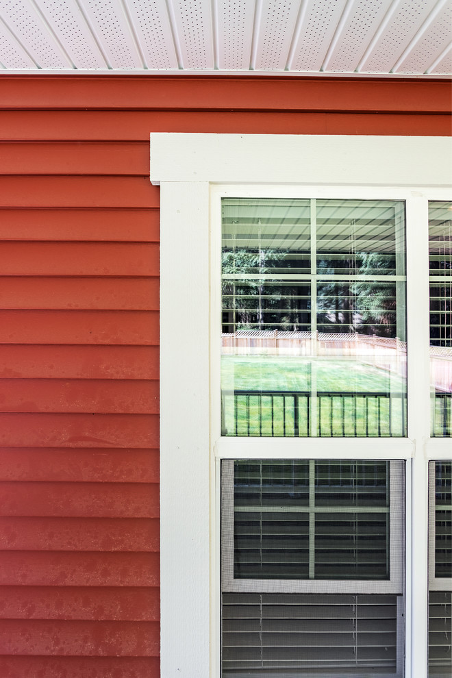 Kleines, Einstöckiges Klassisches Einfamilienhaus mit Vinylfassade, roter Fassadenfarbe, Satteldach und Schindeldach in Vancouver