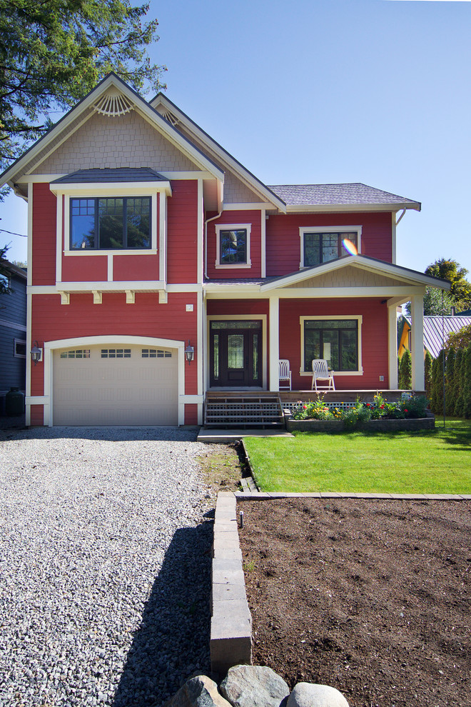 Exempel på ett klassiskt rött hus, med fiberplattor i betong, halvvalmat sadeltak och tre eller fler plan