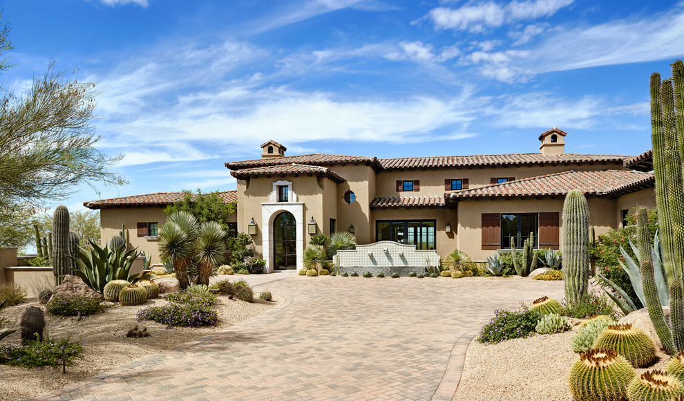 Zweistöckiges Mediterranes Einfamilienhaus mit beiger Fassadenfarbe, Walmdach und Ziegeldach in Phoenix