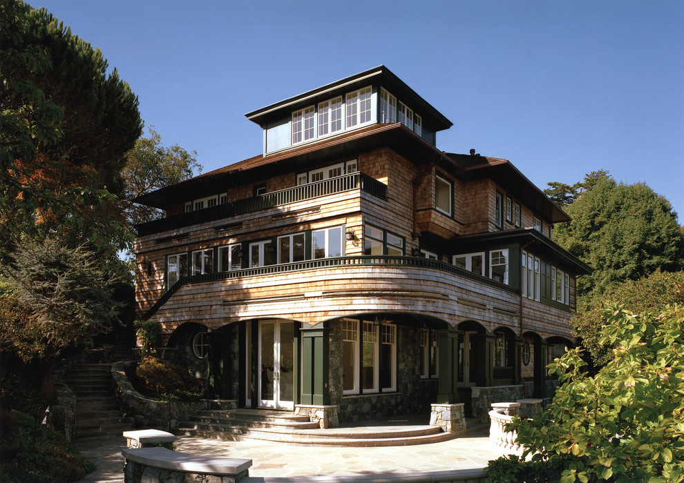 Ispirazione per la facciata di una casa grande classica a tre piani con rivestimento in legno