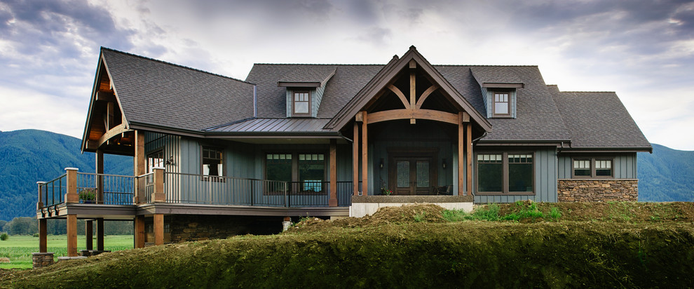 Aménagement d'une grande façade de maison beige montagne en bois à deux étages et plus.