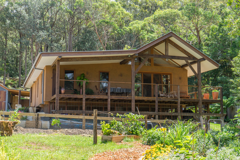 Mittelgroßes, Einstöckiges Einfamilienhaus mit brauner Fassadenfarbe und Satteldach in Wollongong