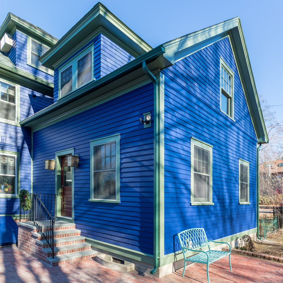 Mittelgroßes, Zweistöckiges Klassisches Haus mit Lilaner Fassadenfarbe, Satteldach und Schindeldach in Boston
