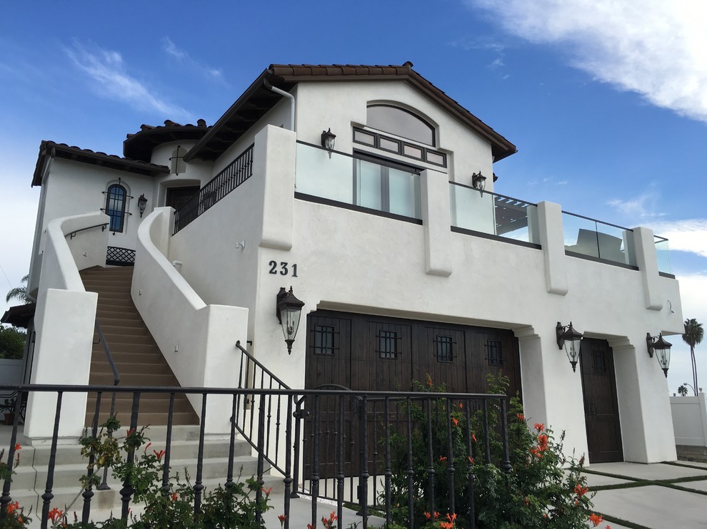 Großes, Zweistöckiges Mediterranes Einfamilienhaus mit Putzfassade, weißer Fassadenfarbe, Satteldach und Schindeldach in Orange County