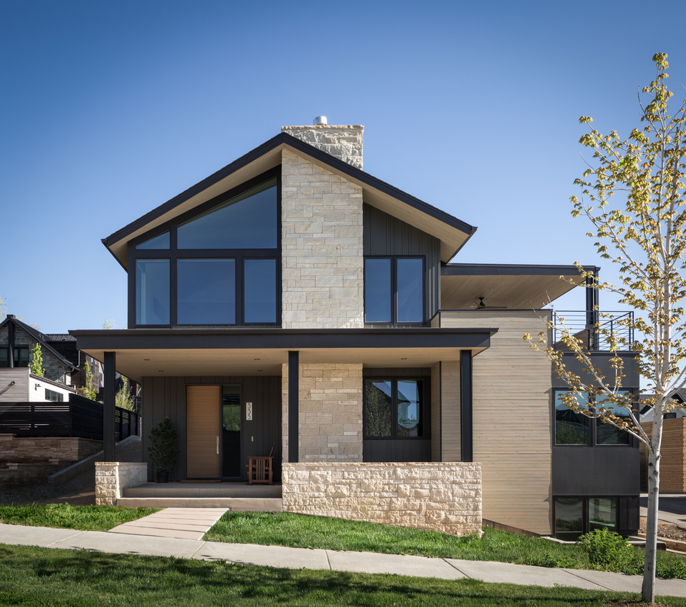 Zweistöckiges Modernes Einfamilienhaus mit Satteldach, Mix-Fassade und bunter Fassadenfarbe in Denver