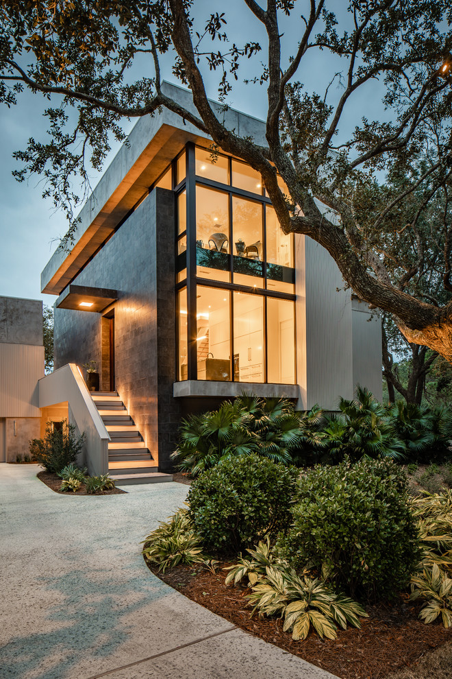 Свежая идея для дизайна: двухэтажный, серый частный загородный дом в современном стиле - отличное фото интерьера