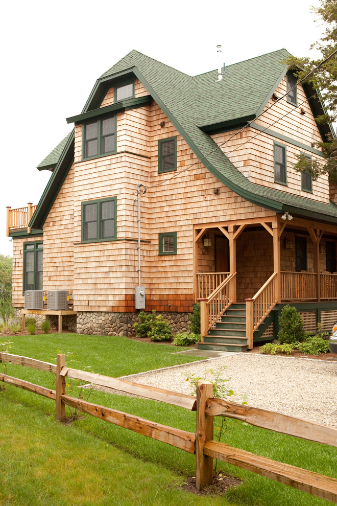Aménagement d'une grande façade de maison marron craftsman en bois à deux étages et plus avec un toit à croupette et un toit en shingle.