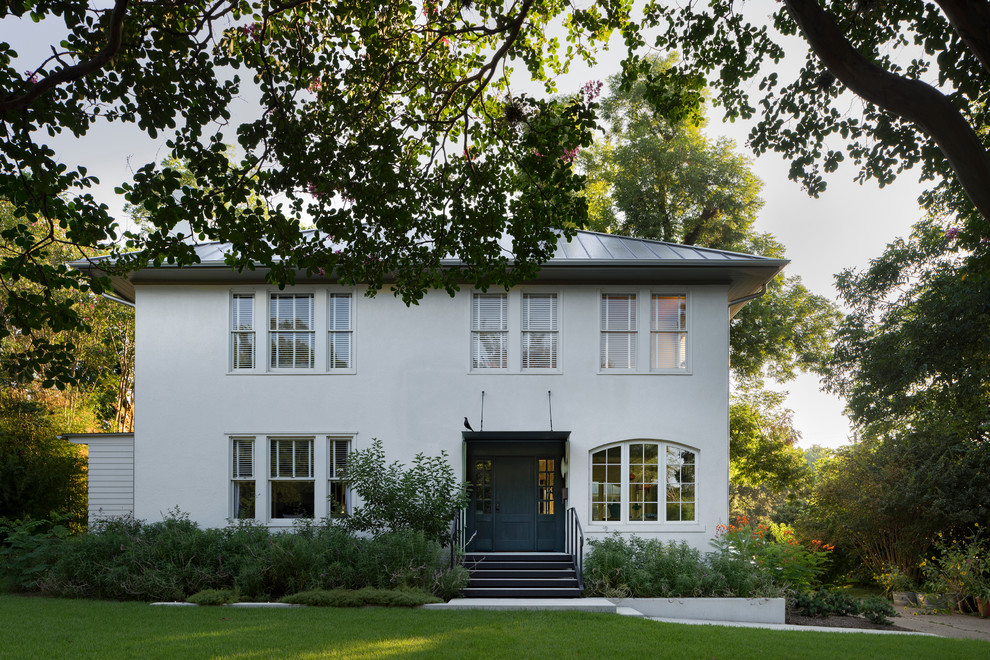 Стильный дизайн: двухэтажный, белый дом среднего размера в стиле неоклассика (современная классика) с облицовкой из цементной штукатурки и вальмовой крышей - последний тренд