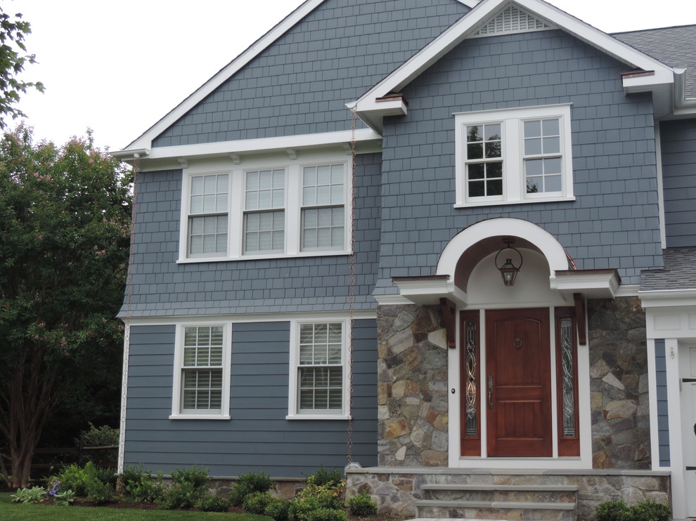 Inspiration pour une très grande façade de maison bleue traditionnelle en panneau de béton fibré à un étage.