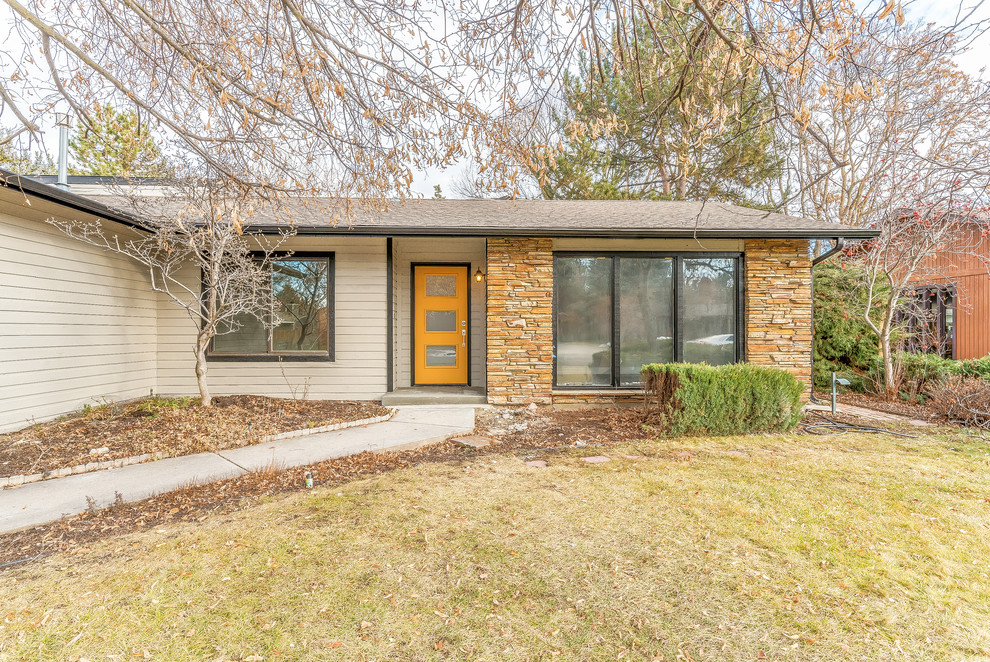 Kleines, Einstöckiges Uriges Einfamilienhaus mit Mix-Fassade, grauer Fassadenfarbe, Satteldach und Schindeldach in Boise