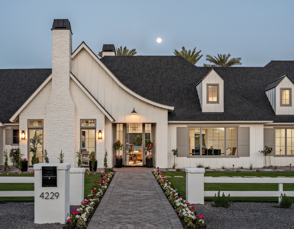 Einstöckiges Landhausstil Einfamilienhaus mit weißer Fassadenfarbe, Walmdach und Schindeldach in Phoenix