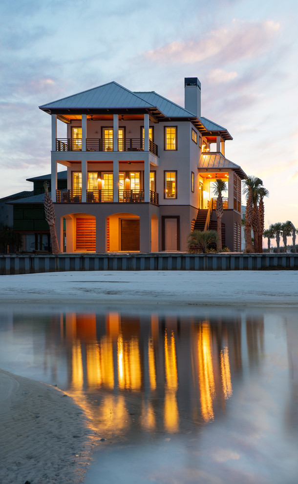 Идея дизайна: большой, трехэтажный, белый частный загородный дом в морском стиле с облицовкой из цементной штукатурки, вальмовой крышей и металлической крышей