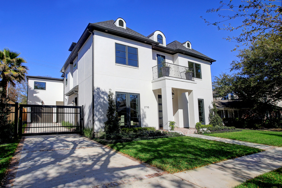 Großes, Zweistöckiges Klassisches Einfamilienhaus mit Putzfassade, weißer Fassadenfarbe, Walmdach und Schindeldach in Houston