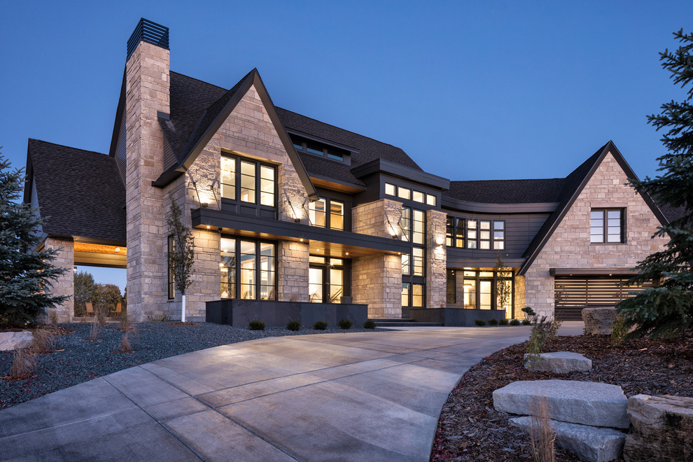 Diseño de fachada de casa gris clásica renovada extra grande de tres plantas con revestimientos combinados, tejado a dos aguas y tejado de varios materiales