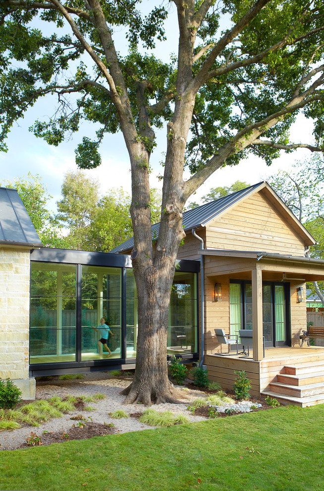 Источник вдохновения для домашнего уюта: одноэтажный, деревянный дом среднего размера в стиле неоклассика (современная классика) с двускатной крышей
