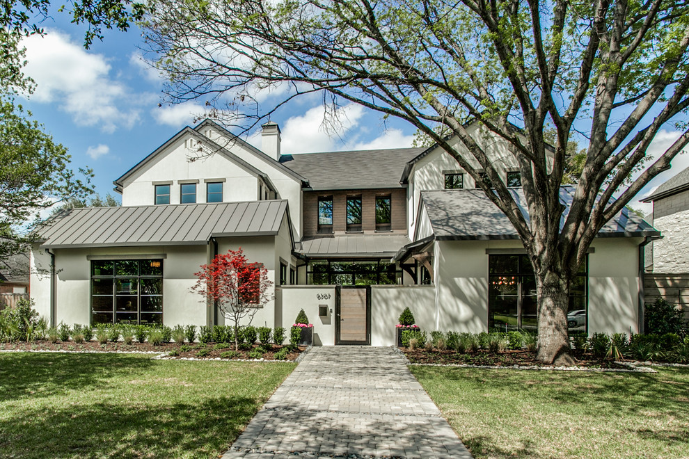 Zweistöckiges Klassisches Einfamilienhaus mit Mix-Fassade, beiger Fassadenfarbe, Satteldach und Misch-Dachdeckung in Dallas