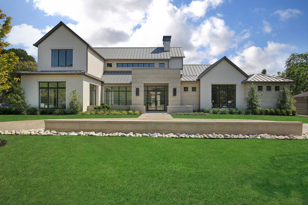 Zweistöckiges Klassisches Einfamilienhaus mit Mix-Fassade, beiger Fassadenfarbe, Satteldach, Blechdach und Dachgaube in Dallas