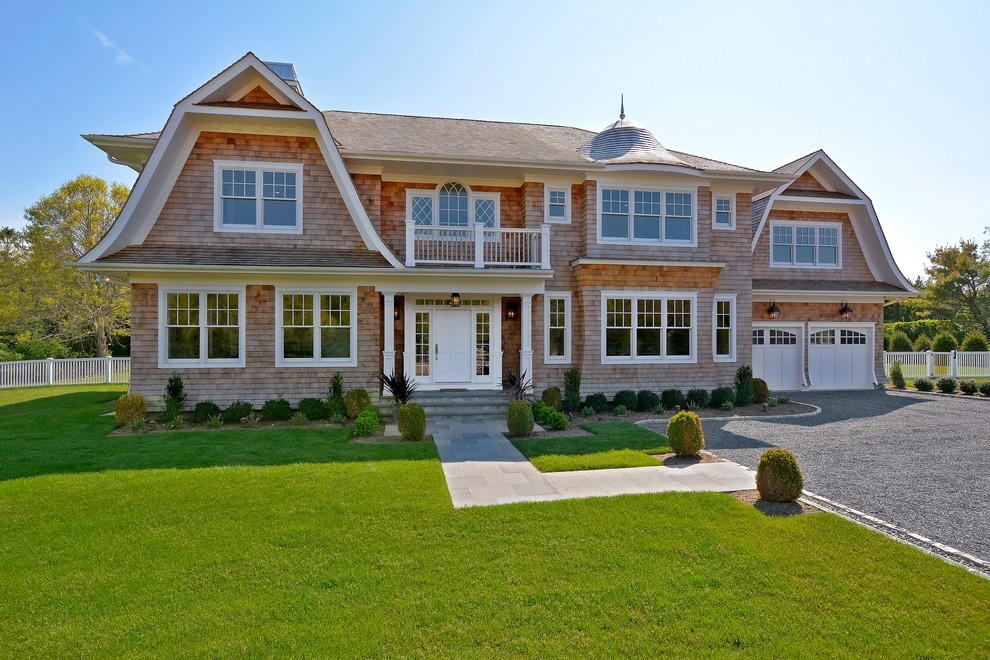 Пример оригинального дизайна: большой, двухэтажный, деревянный, коричневый дом в классическом стиле