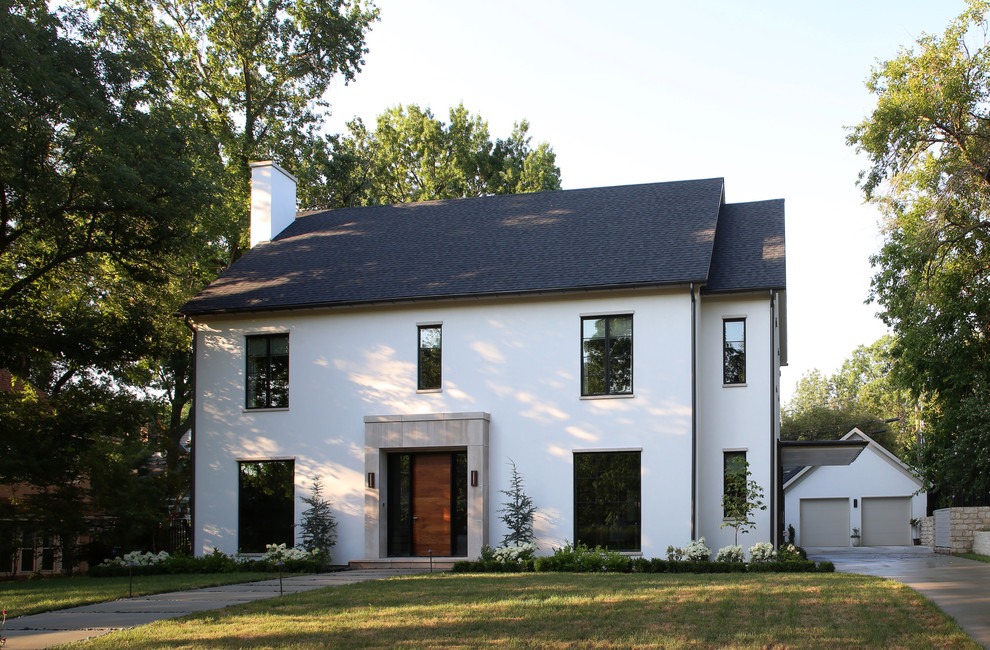 Großes, Zweistöckiges Klassisches Einfamilienhaus mit Putzfassade, weißer Fassadenfarbe, Satteldach und Schindeldach in Kansas City