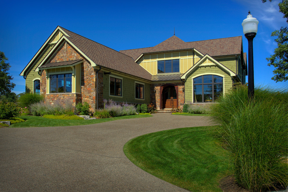 Пример оригинального дизайна: большой, двухэтажный, деревянный, зеленый дом в современном стиле с двускатной крышей