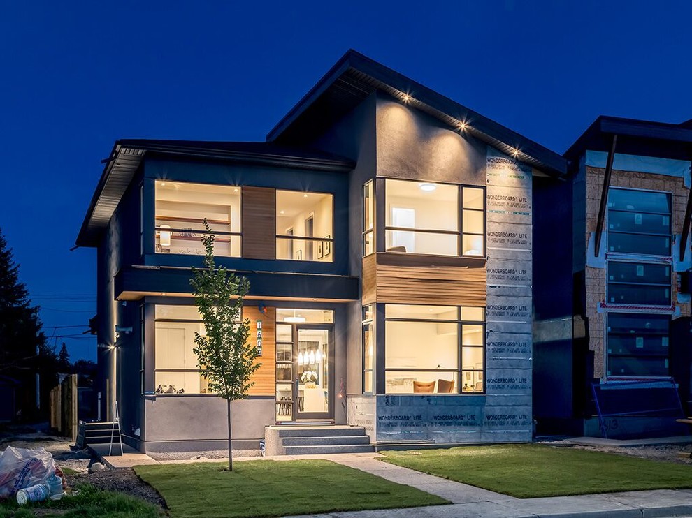 Großes, Zweistöckiges Modernes Haus mit Mix-Fassade, grauer Fassadenfarbe und Pultdach in Calgary