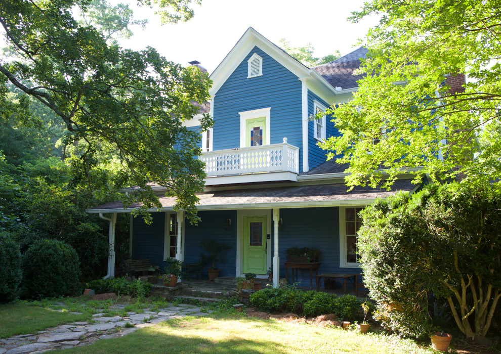 Idee per la villa ampia blu classica a due piani con rivestimento in vinile, tetto a padiglione e copertura a scandole