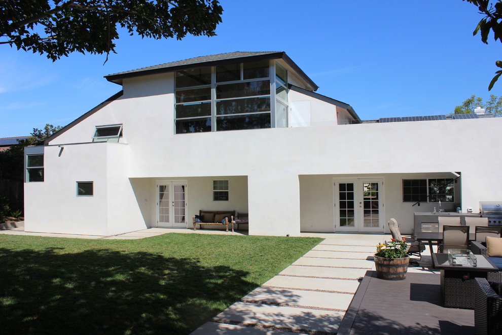 Immagine della villa bianca contemporanea a due piani di medie dimensioni con rivestimento in stucco, tetto a padiglione e copertura a scandole
