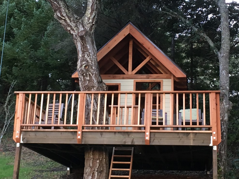 Idee per la facciata di una casa beige american style a un piano di medie dimensioni con rivestimento in legno e tetto a capanna
