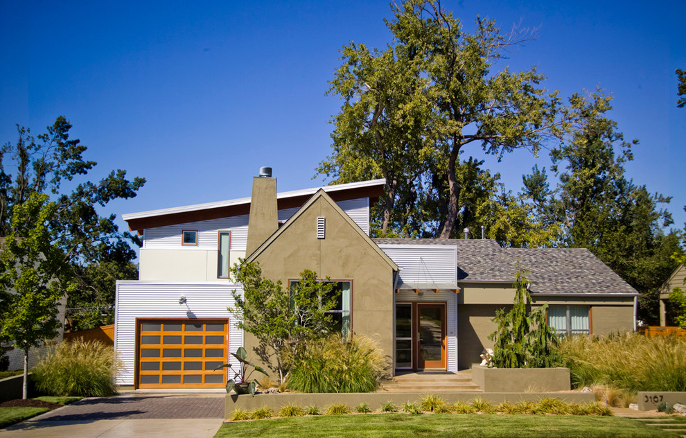 Immagine della facciata di una casa contemporanea con rivestimento in metallo e abbinamento di colori