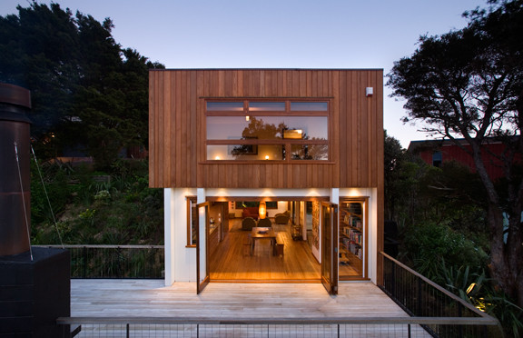 Mittelgroße, Dreistöckige Moderne Holzfassade Haus in Auckland