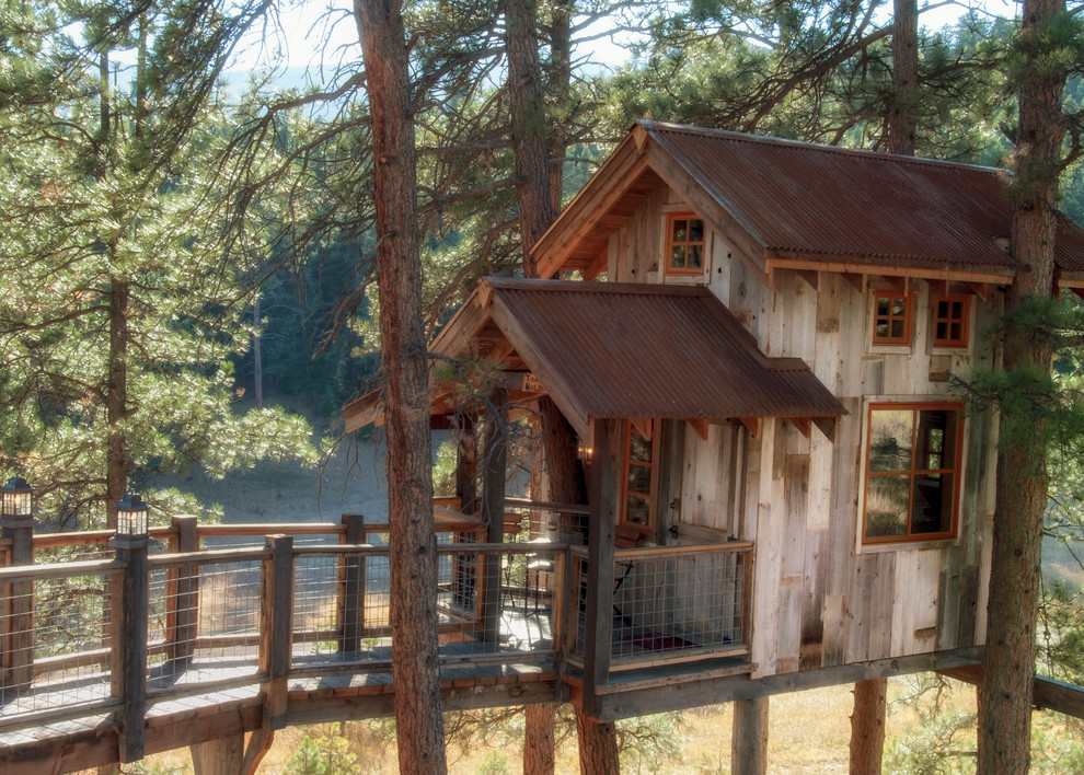 Diseño de fachada de casa beige rural de tamaño medio con revestimiento de madera, tejado a dos aguas y tejado de metal