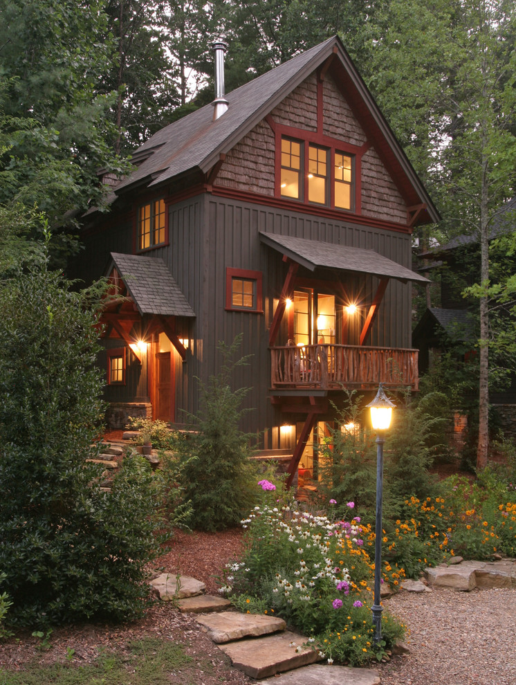 Свежая идея для дизайна: трехэтажный, деревянный дом среднего размера в стиле рустика с двускатной крышей - отличное фото интерьера
