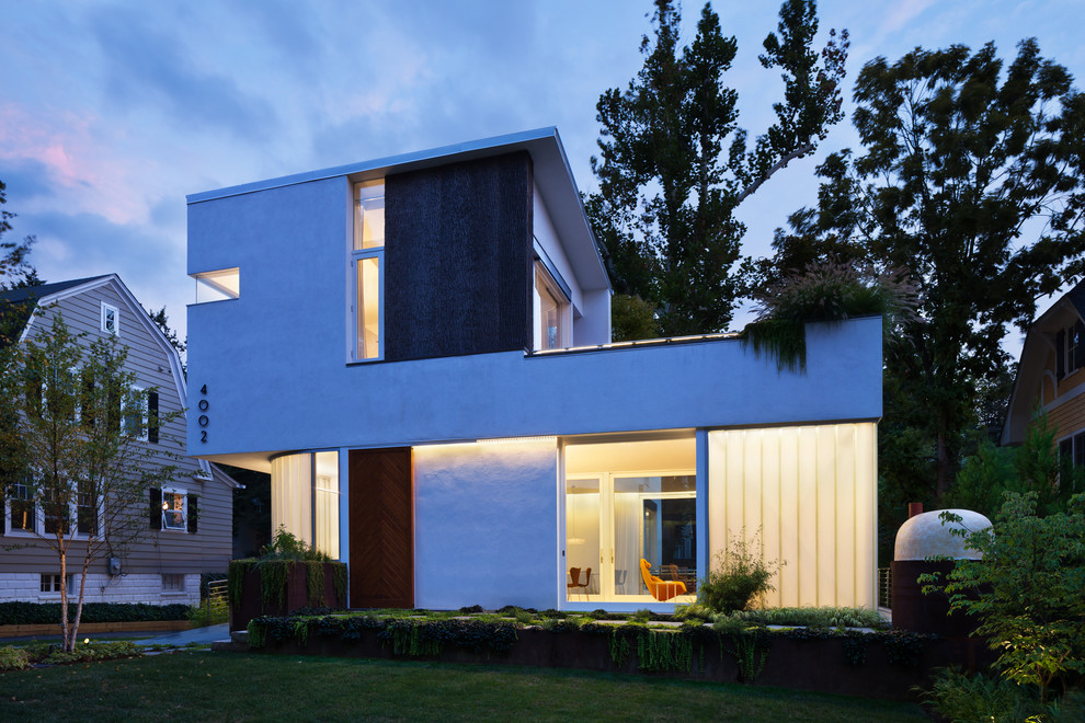 Réalisation d'une grande façade de maison blanche design en stuc à deux étages et plus avec un toit plat.