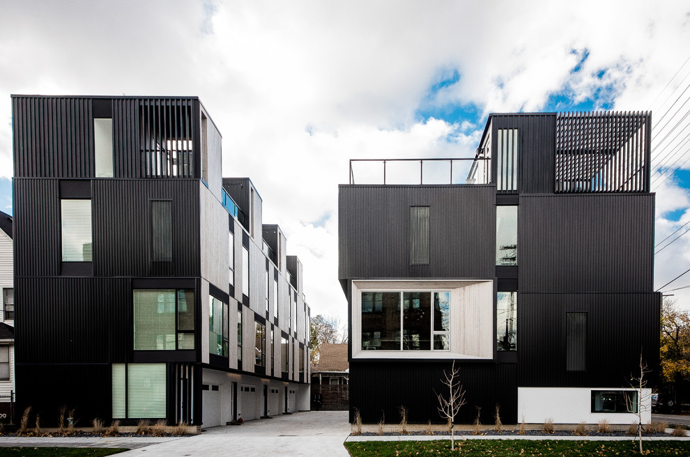 Mittelgroßes, Dreistöckiges Modernes Wohnung mit Metallfassade, schwarzer Fassadenfarbe, Flachdach und Blechdach in Cleveland
