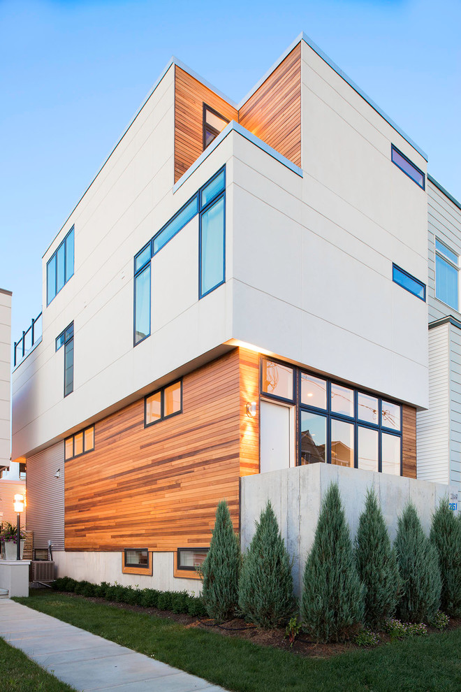 Dreistöckiges, Großes Modernes Einfamilienhaus mit Mix-Fassade, weißer Fassadenfarbe und Flachdach in Cleveland