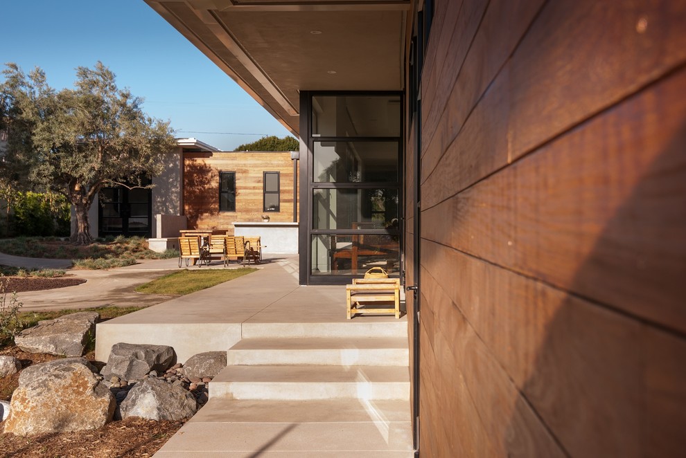 Große, Einstöckige Moderne Holzfassade Haus mit grauer Fassadenfarbe und Flachdach in San Diego
