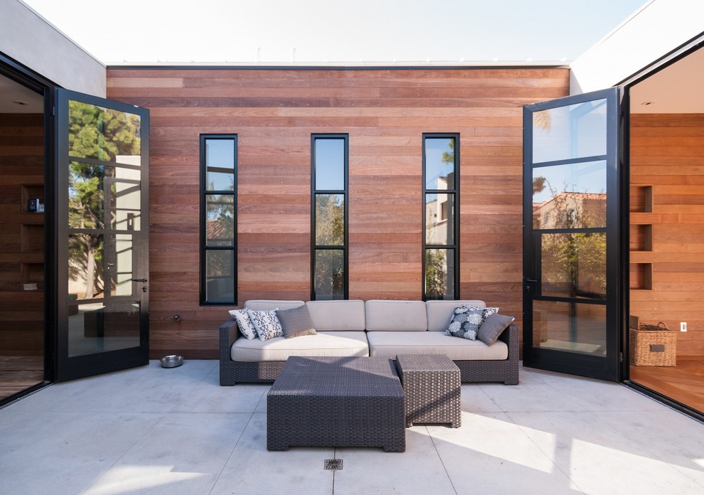 На фото: одноэтажный, деревянный, коричневый дом среднего размера в стиле модернизм с плоской крышей с