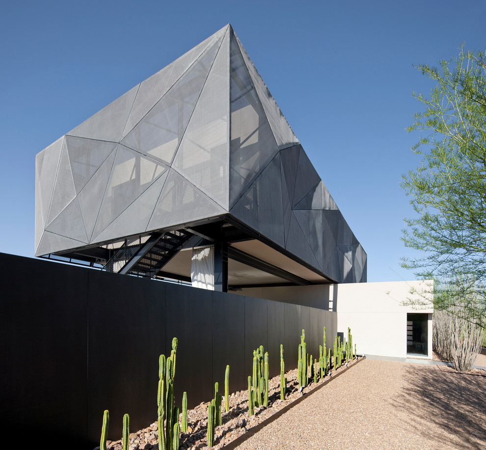 Свежая идея для дизайна: двухэтажный дом в современном стиле с облицовкой из металла - отличное фото интерьера