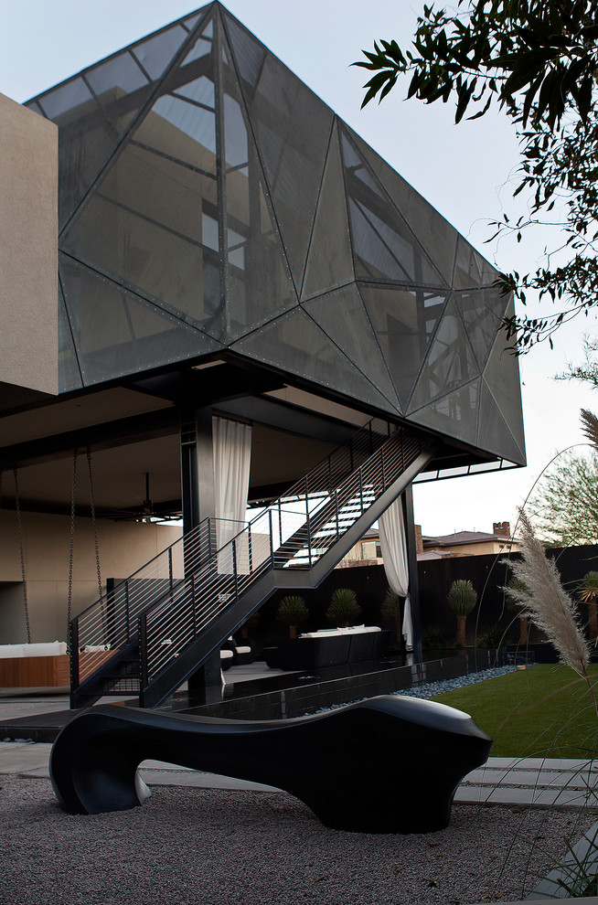 ラスベガスにあるコンテンポラリースタイルのおしゃれな二階建ての家の写真