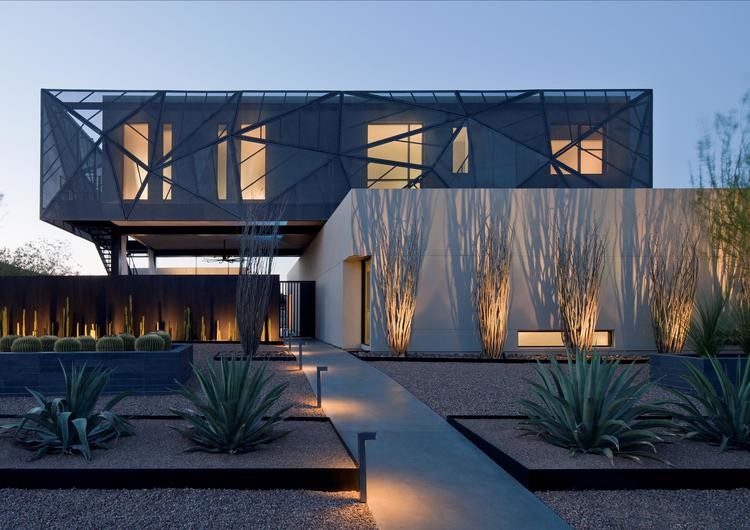 Идея дизайна: большой, двухэтажный, серый дом в современном стиле с комбинированной облицовкой и плоской крышей